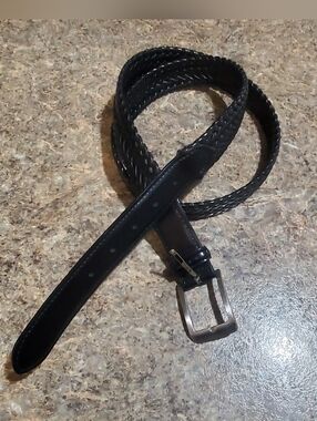 BLACK GENUINE LEATHER  WOVEN  BELT. MENS SILVER BUCKLE. SZ 42 APPROX.